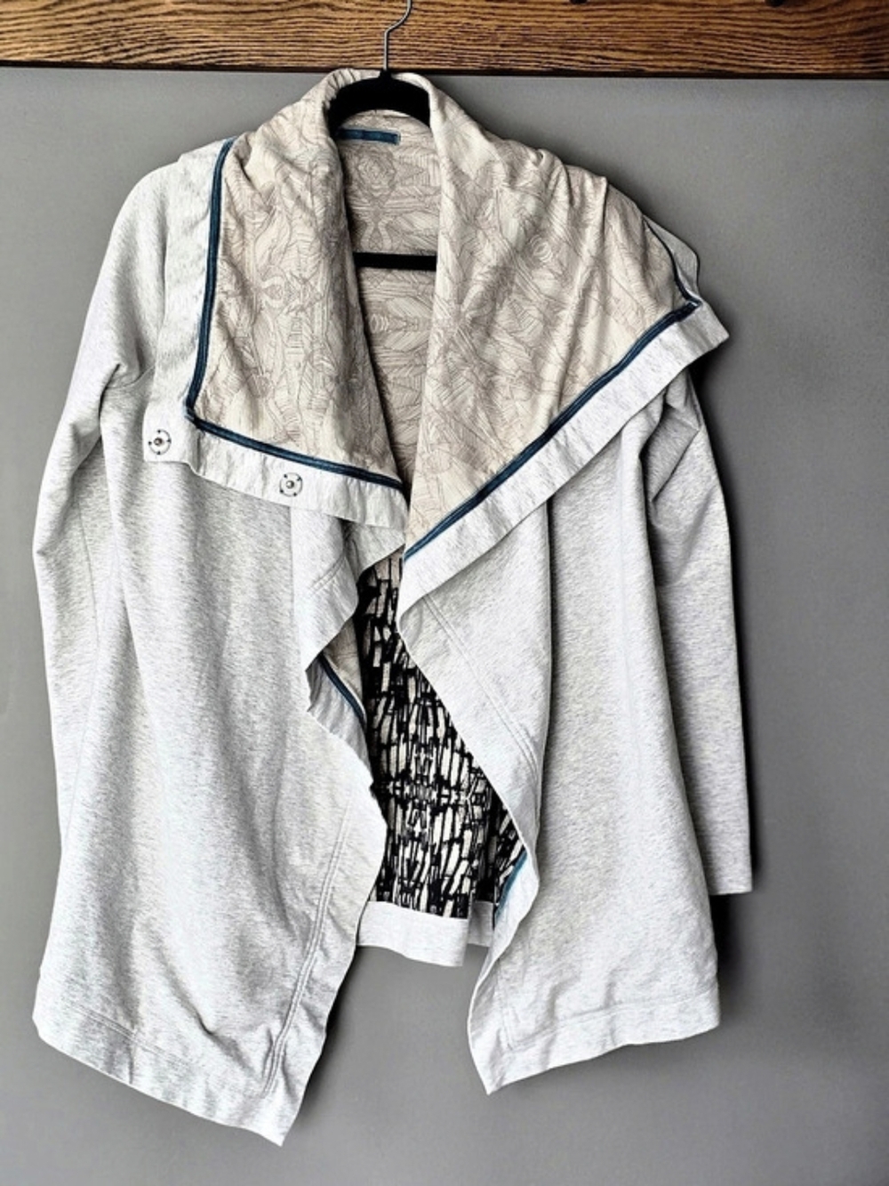 Lululemon Savasana Wrap Yoga Versatile Looks Flat = Square Blanket